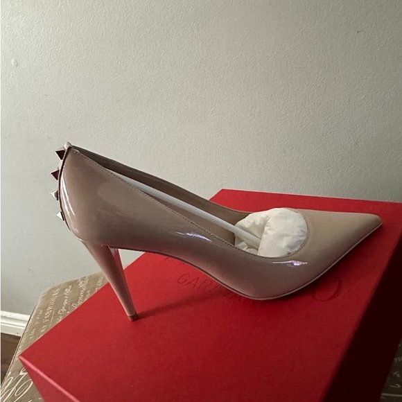 Valentino women size 7 color tan, lightly used - Picture 7 of 7